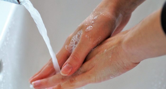 Simak, Bahaya Mencuci Muka Pakai Air yang Berlebihan