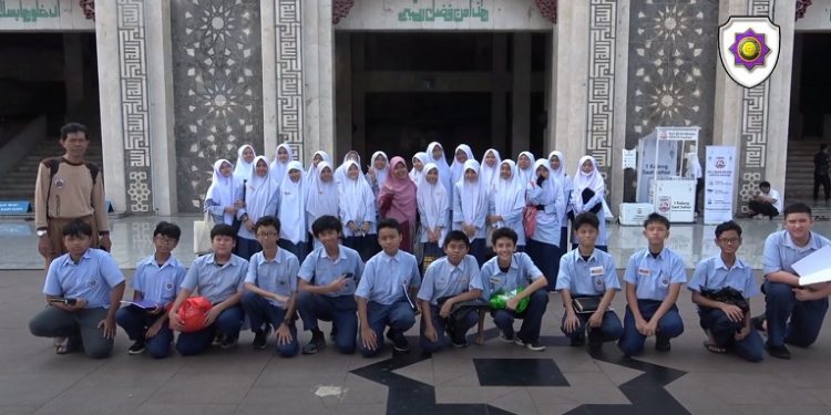 Tarawih Keliling SMP JISc ke Masjid At-Tin Jakarta Timur dengan Tema Hijrah Dari Kegelapan Menjadi Cahaya