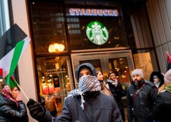 Starbucks Memecat CEO Narasimhan Karena Penjualan Menurun
