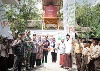 Inspiratif, Seorang Ibu di Jawa Timur Menyumbangkan Uang Pernikahan Anaknya untuk Bangun Sumur Bor