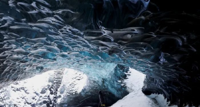 Gua Es di Islandia Runtuh Mengakibatkan Dua Orang Hilang dan Satu Dirawat