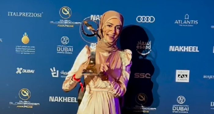 Freestyler Sepak Bola, Maymi Asgari Dapat Penghargaan di Depan Sang Idola