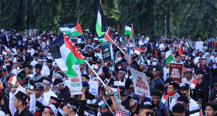 Warga Makassar Penuhi Monumen Mandala, Suarakan Dukungan untuk Gaza dan Palestina