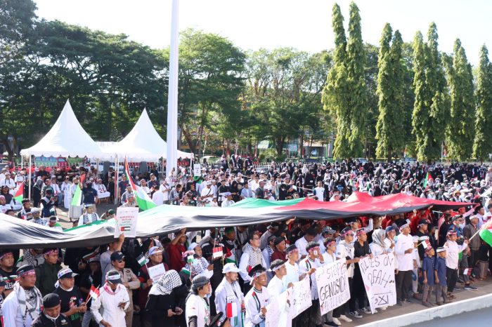 Warga Makassar Penuhi Monumen Mandala, Suarakan Dukungan untuk Gaza dan Palestina 