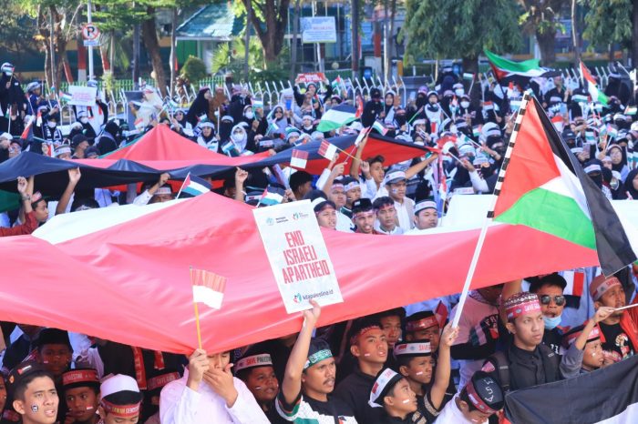 Warga Makassar Penuhi Monumen Mandala, Suarakan Dukungan untuk Gaza dan Palestina 