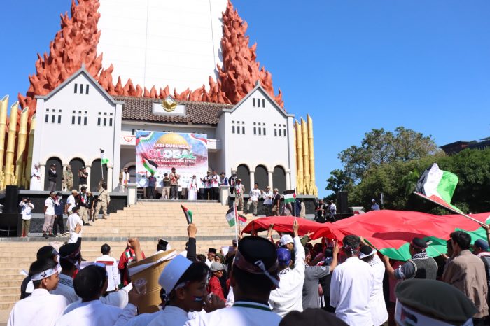 Warga Makassar Penuhi Monumen Mandala, Suarakan Dukungan untuk Gaza dan Palestina 