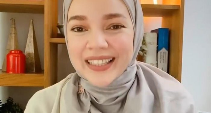 Dewi Sandra Ceritakan Perjalanan Hijrahnya di Festival Tahun Baru Islam Salimah