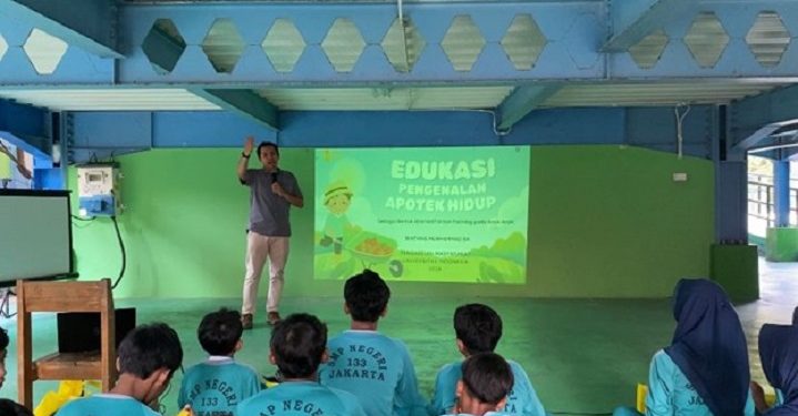 Program Pendidikan Vokasi UI Gelar Edukasi Pengenalan Apotek Hidup di Pulau Pramuka