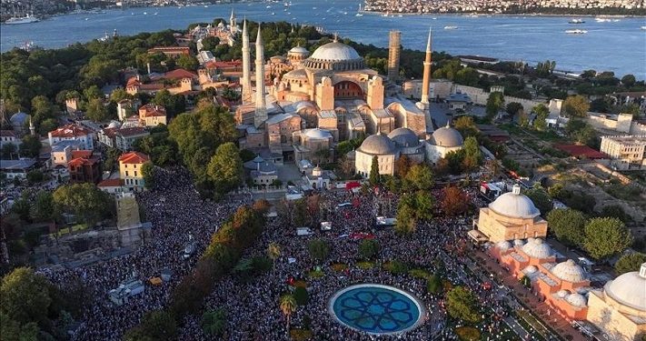 Dukung Masyarakat Gaza, Ratusan Ribu Orang Berkumpul di Lapangan Masjid Hagia Sophia Istanbul