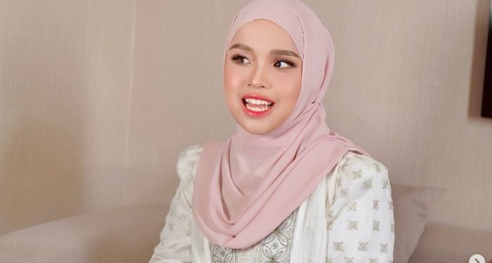 Cantiknya Putri Ariani dengan Gamis Etnik Karya Desainer Kursien Karzai