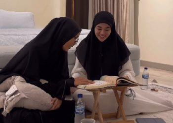 Banjir Pujian, Clara Shinta Berikan Kejutan Umroh ke Guru Ngajinya