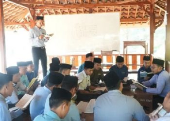 Santri Pondok Modern Tazakka Batang Lakukan Murojaah Sebelum Ujian Semester