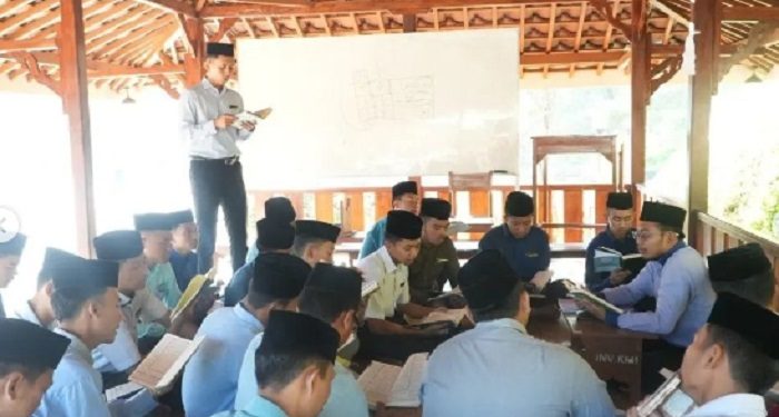 Santri Pondok Modern Tazakka Batang Lakukan Murojaah Sebelum Ujian Semester