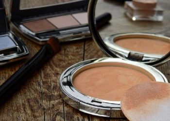 Simak Cara Mengaplikasikan Bedak Biasa dengan Bedak Cushion