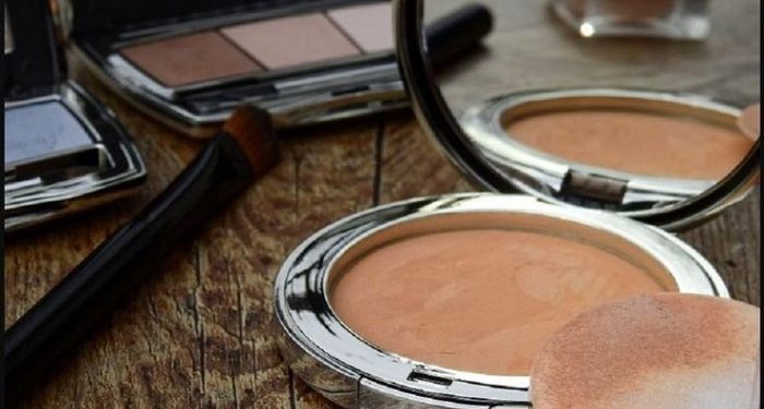 Simak Cara Mengaplikasikan Bedak Biasa dengan Bedak Cushion