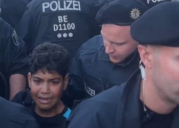 Polisi Jerman Menahan Anak Laki-laki Dengan Bendera Palestina