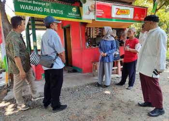 Kisah Pak Entis Jualan Gorengan untuk Kuliah Anak