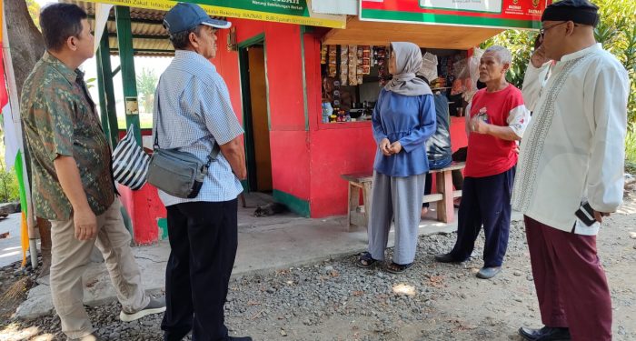 Kisah Pak Entis Jualan Gorengan untuk Kuliah Anak