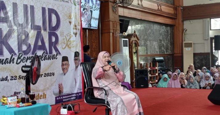 Mamah Dedeh Ajak Ribuan Jemaah Maulid Akbar Salimah Bersedekah