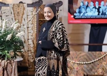 Batik Danar Hadi Tampilkan Fashion Show Bertema Kembang Parang