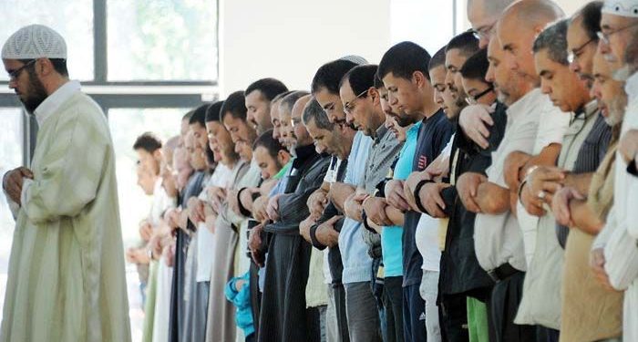 Meluruskan Bacaan Imam yang Keliru atau Lupa