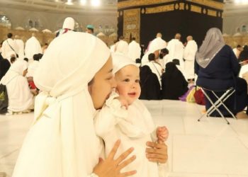 Pasrah Kepada Allah, Jennifer Copen Jalani Umroh dengan Sang Buah Hati