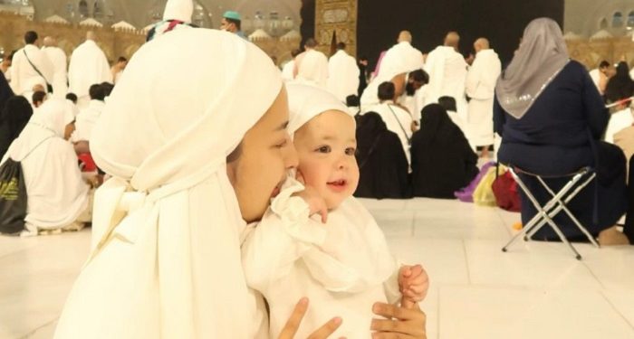 Pasrah Kepada Allah, Jennifer Copen Jalani Umroh dengan Sang Buah Hati