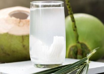 Cara Mengaplikasikan Air Kelapa untuk Kesehatan Kulit Wajah