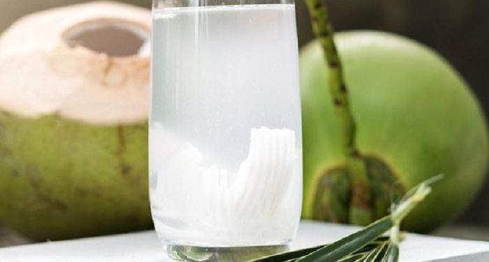 Cara Mengaplikasikan Air Kelapa untuk Kesehatan Kulit Wajah