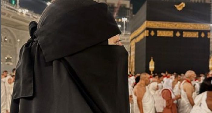 Paula Verhoeven Jalani Ibadah Umroh Bersama Sahabat Terdekat