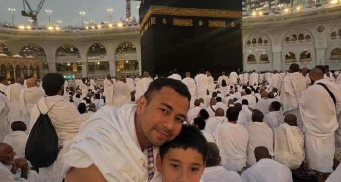 Perjuangan Rafathar Mencium Hajar Aswad dan Berdoa di Multazam Bersama Sang Ayah