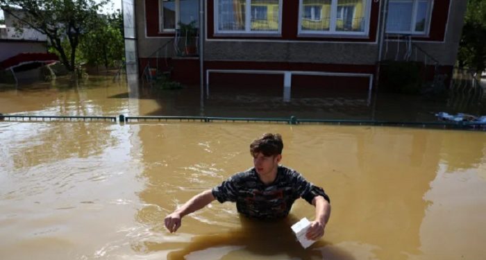 Relawan dan Pekerja Darurat di Polandia Berlomba Mengamankan Tepian Sungai