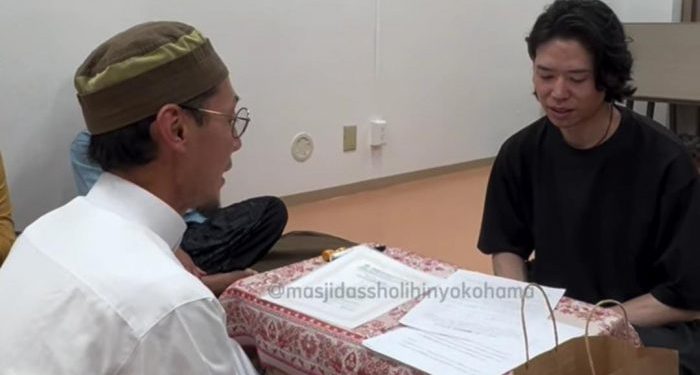 Asli Jepang dan Belajar di Indonesia, Pria Ini Akhirnya Memeluk Agama Islam
