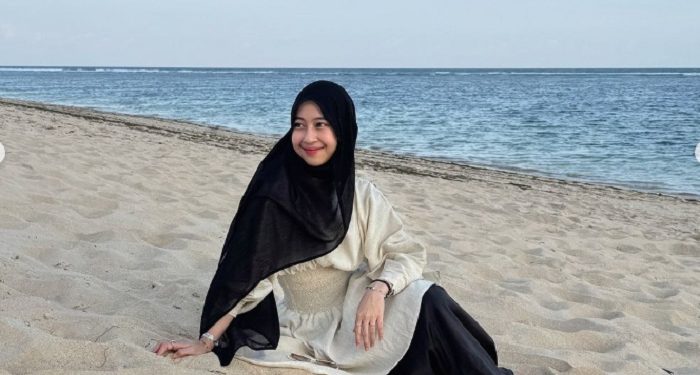 Jarang Ekspos Kehidupan Rumah Tangga, Adiba Khanza dan Egy Maulana Vikri Liburan Romantis Pinggir Pantai