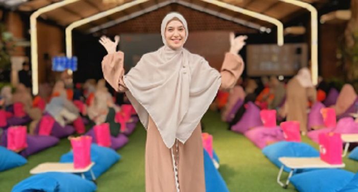 Potret Dhini Aminarti Konsisten Berhijab Panjang di Berbagai Aktifitas