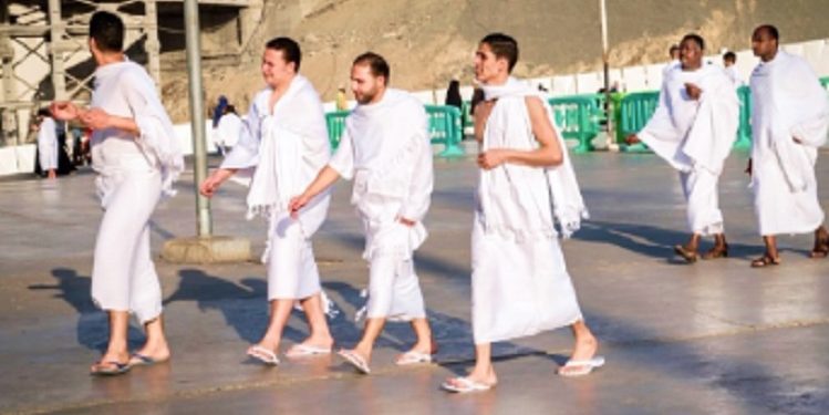 Berikut Panduan Memakai Alas Kaki saat Ihram