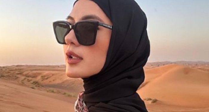 Semakin Bersinar, Gaya Hijab Paula Verhoeven Menarik Perhatian saat di Dubai