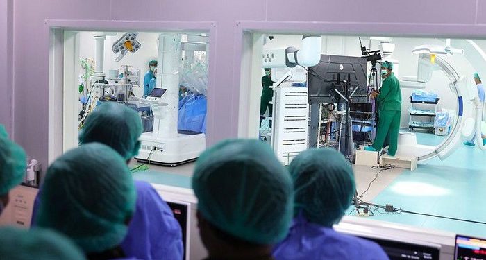 Tim RS Dr.Cipto Mangunkusumo Lakukan Operasi Bedah Organ Hati dengan Teknologi Robotik