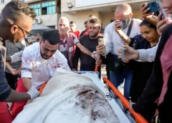 Petugas Medis Gaza Ini Histeris Mengetahui Jasad yang Ia Evakuasi Adalah Ibunya Sendiri