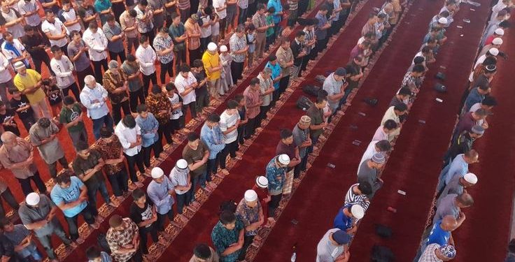 Hukum Shaf Wanita Bercampur Dengan Laki-Laki Karena Mushalla Sempit
