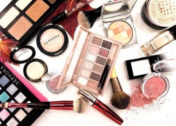 Tujuh Alat Makeup yang Wajib Dimiliki Para Perempuan