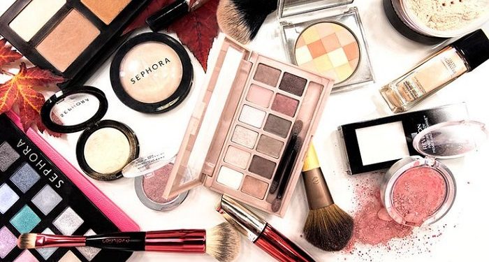 Tujuh Alat Makeup yang Wajib Dimiliki Para Perempuan