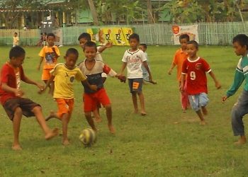Berebut Bola di Lapangan