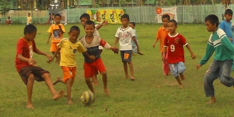 Berebut Bola di Lapangan