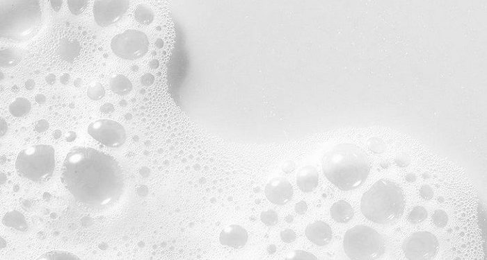 Cara Membersihkan Produk Makeup yang Tepat