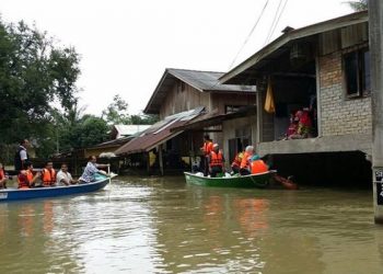 Sang Ayah di Cililitan Rela Terjang Banjir Demi Anak Sekolah
