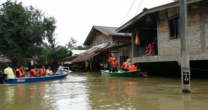 Sang Ayah di Cililitan Rela Terjang Banjir Demi Anak Sekolah