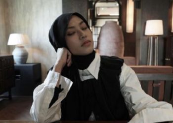 Tampil Skena, Inspirasi Outfit Hijab Simpel ala Feby Putri