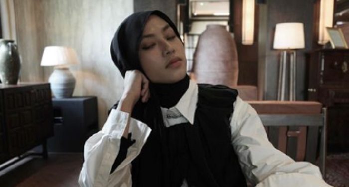 Tampil Skena, Inspirasi Outfit Hijab Simpel ala Feby Putri