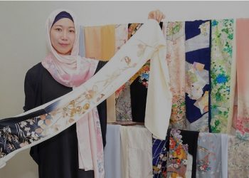 Perancang Busana Jepang Buat Hijab dengan Percikan Inspirasi Tak Terduga